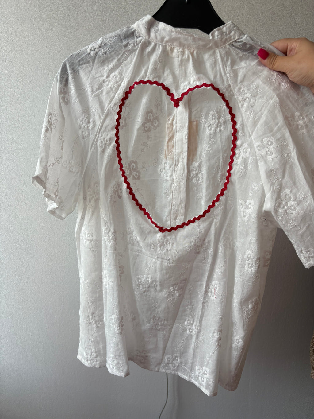 Blouse brodée cœur – Élégance & romantisme