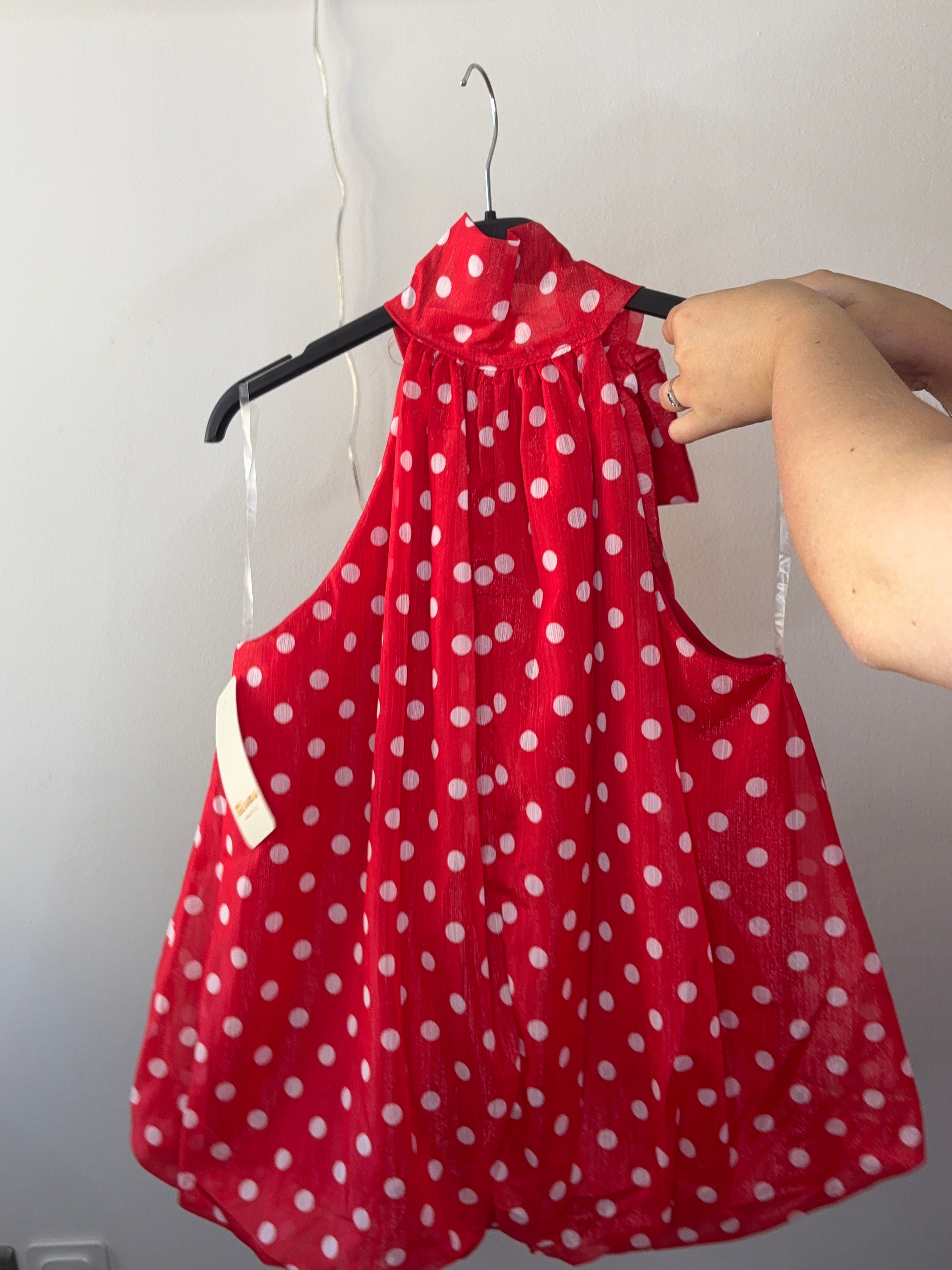 Top rouge à pois blancs – Col montant & dos noué