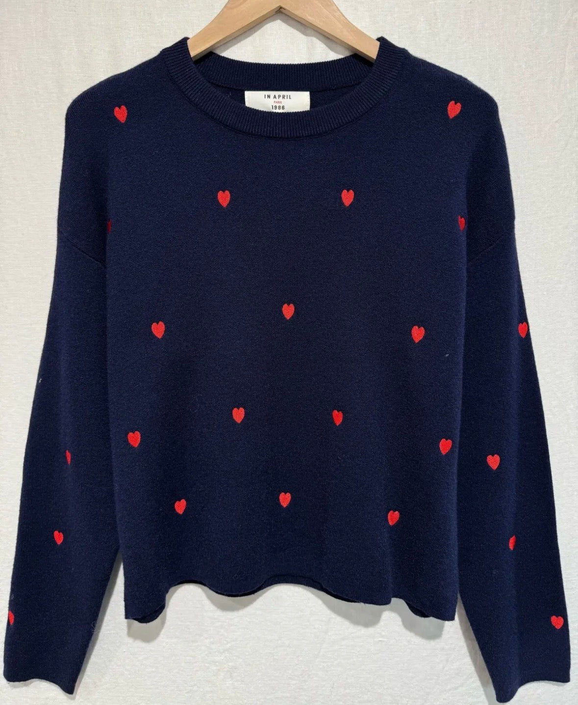 Pull à col rond avec des cœurs bleu marine