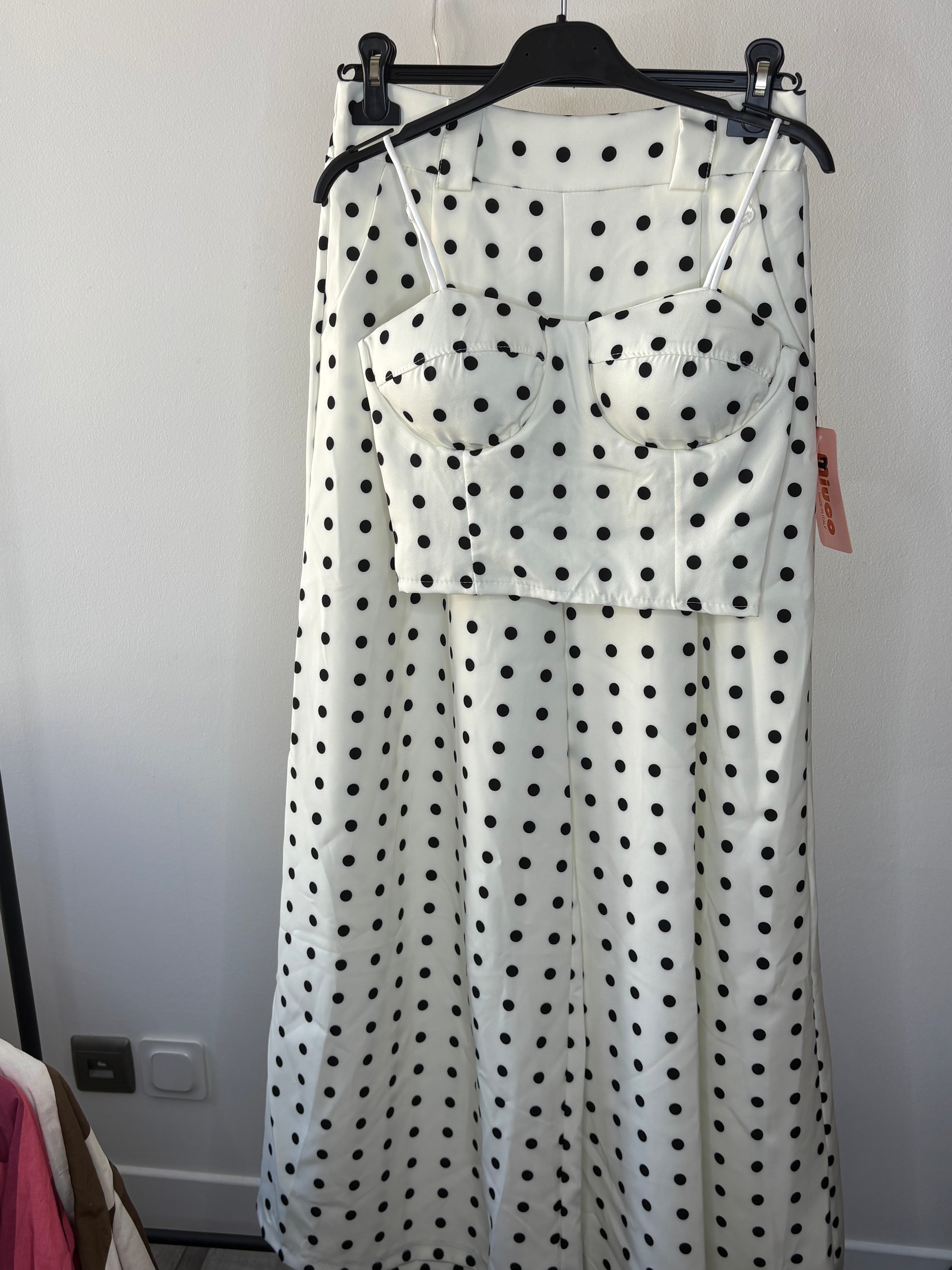 Ensemble blanc à pois noirs – Bustier & pantalon fluide