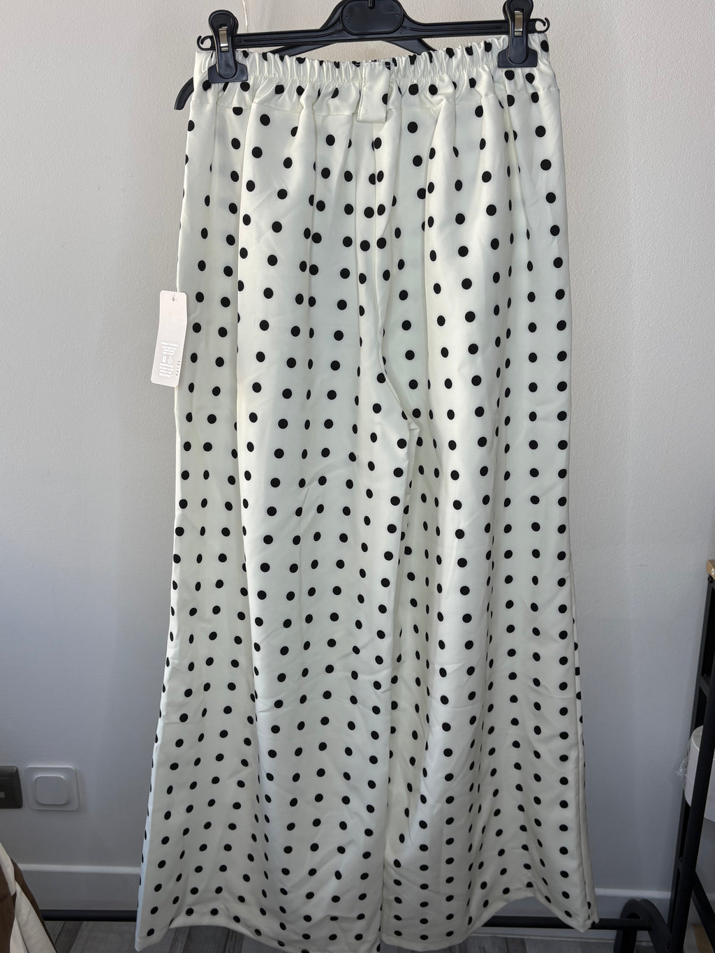 Ensemble blanc à pois noirs – Bustier & pantalon fluide