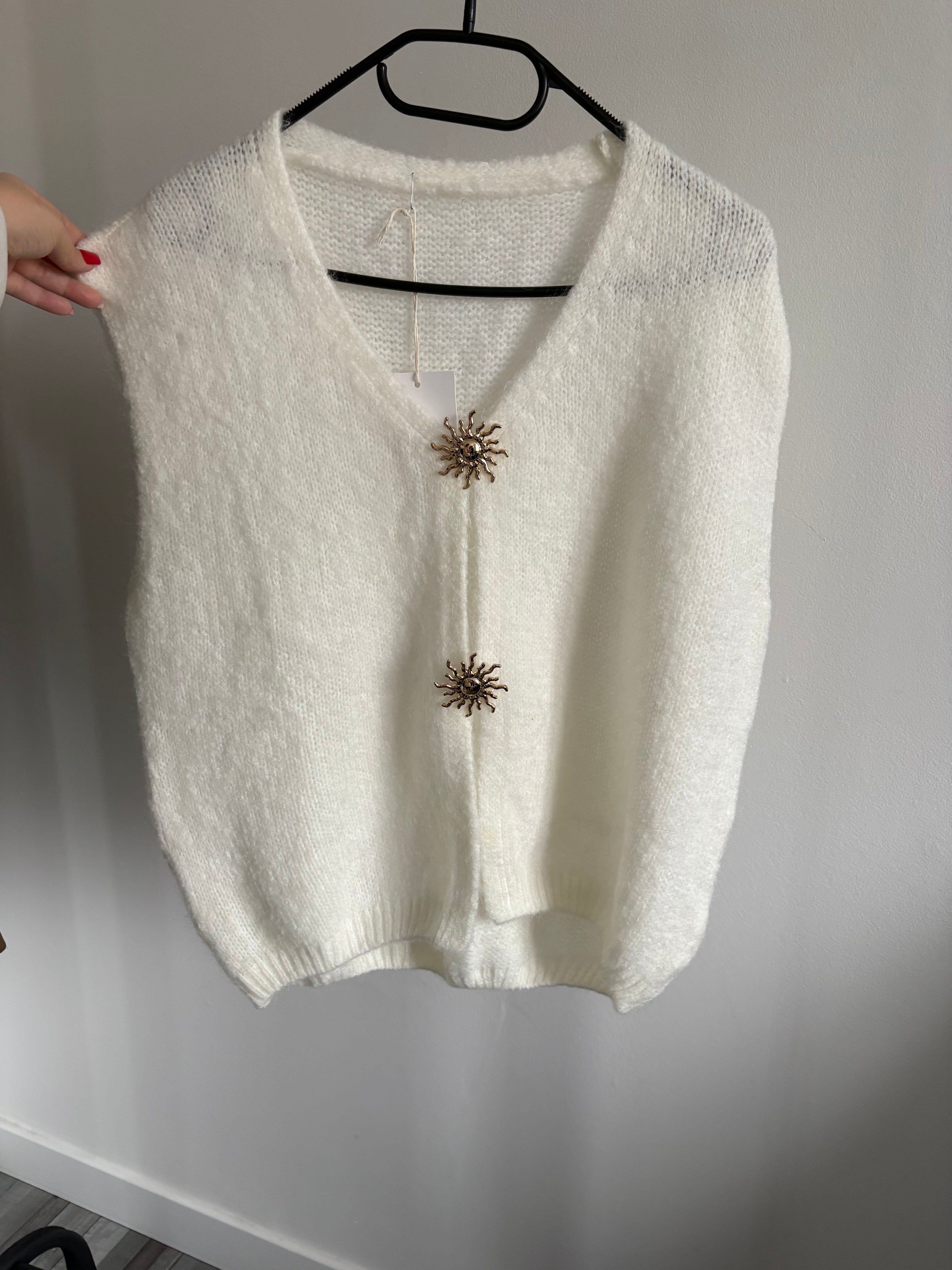 Pull sans manche beige avec des détails dorés