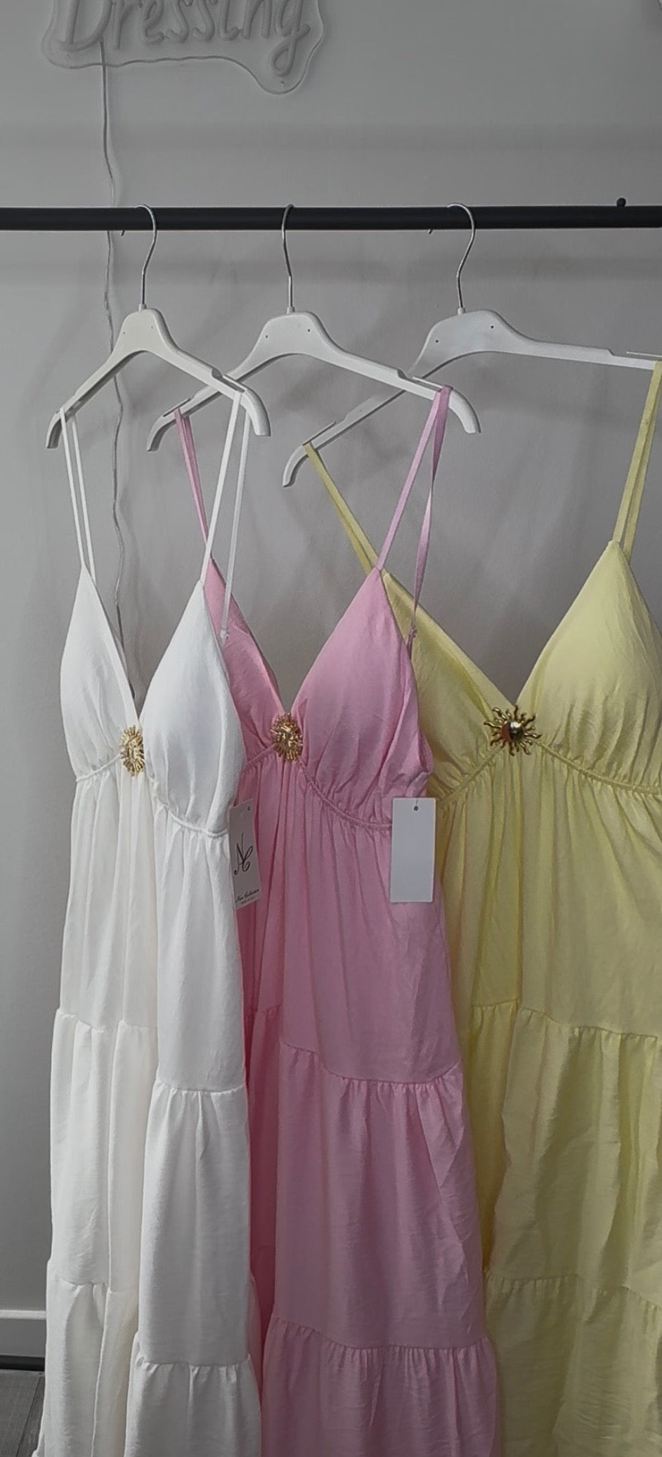 Robe longue – Bretelles fines & détail bijou