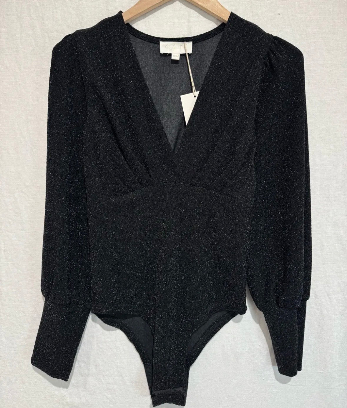 Body argenté à col V