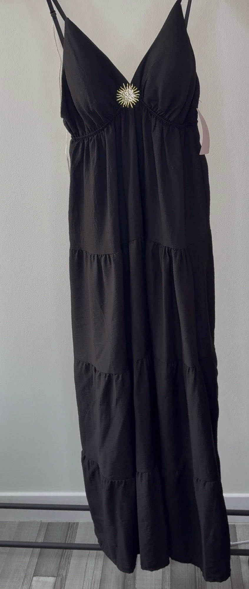 Robe longue – Bretelles fines & détail bijou