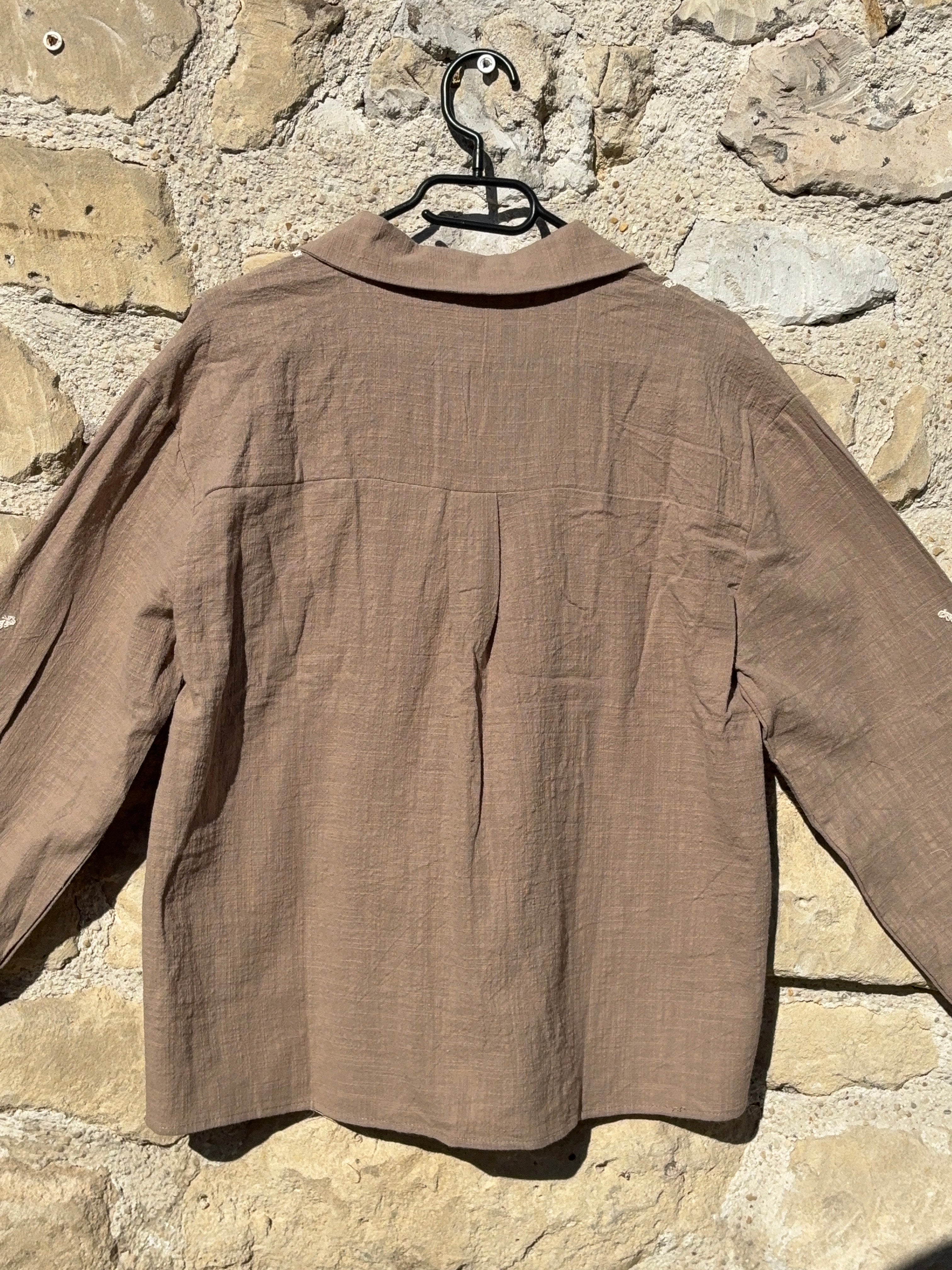 Chemise beige brodée In April 1986