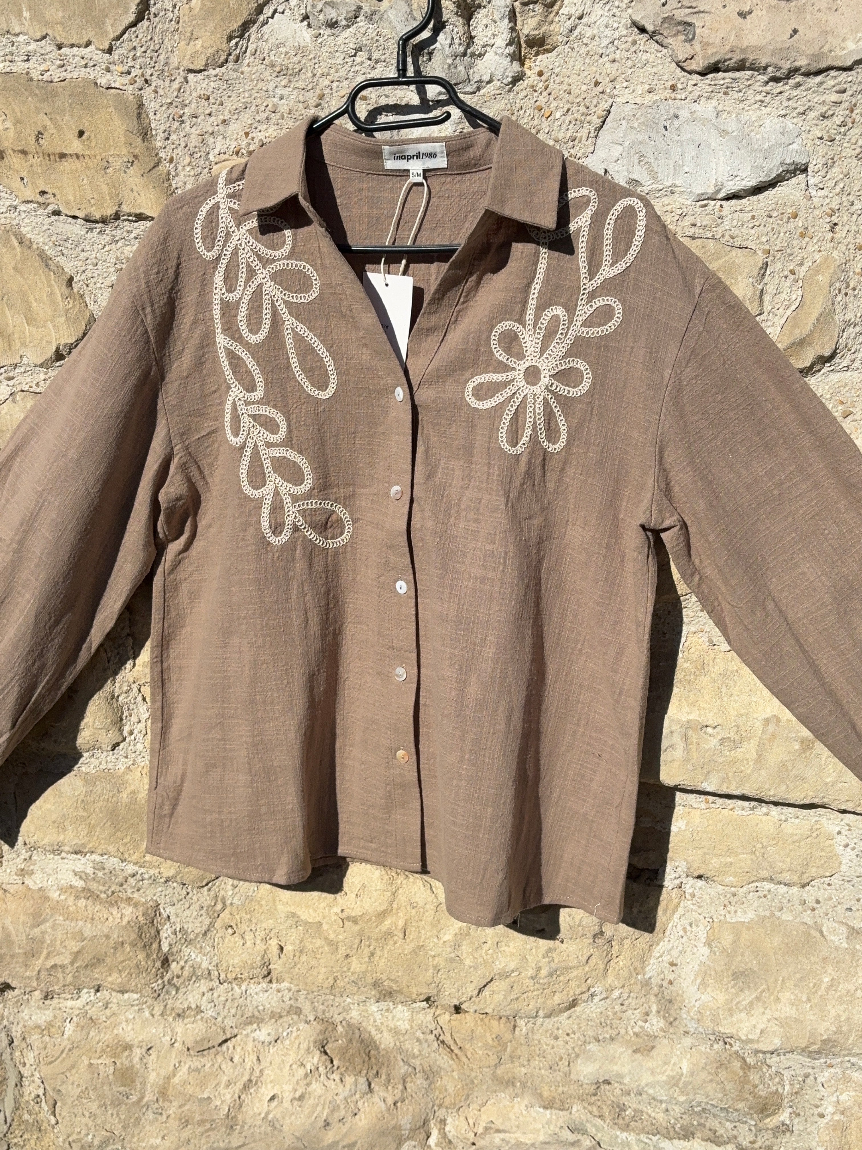 Chemise beige brodée In April 1986
