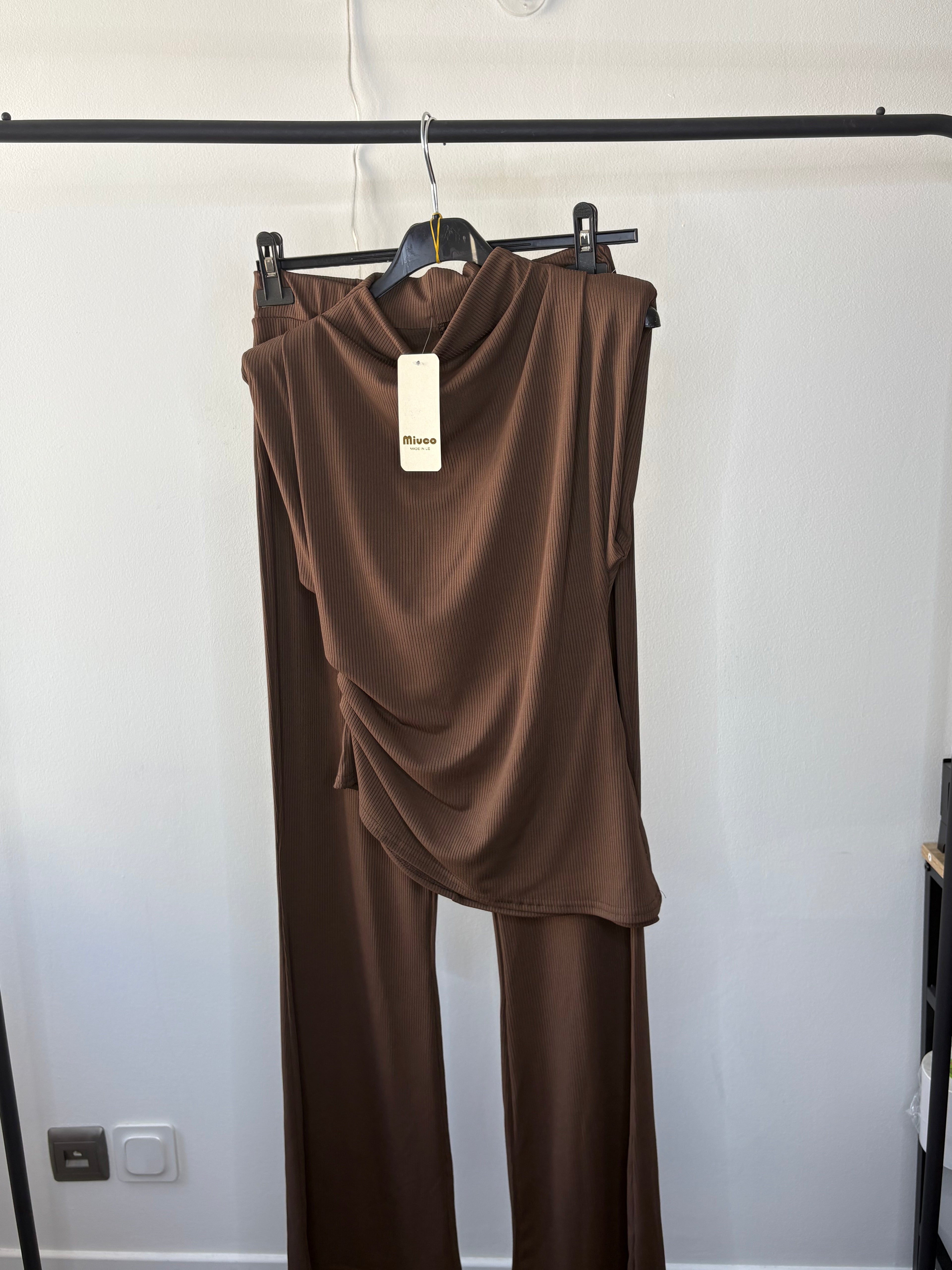 Ensemble marron côtelé – Top drapé & pantalon fluide