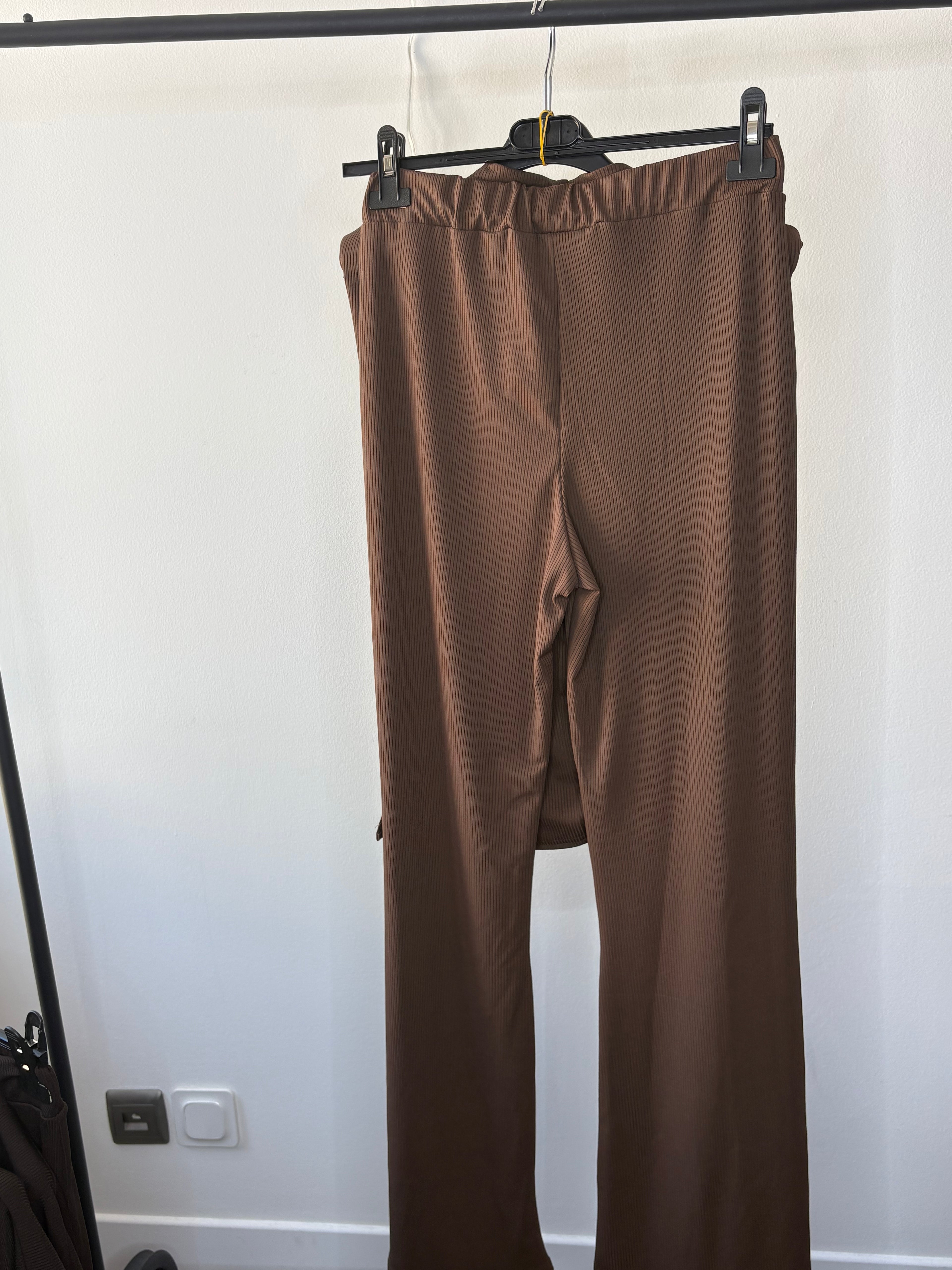 Ensemble marron côtelé – Top drapé & pantalon fluide