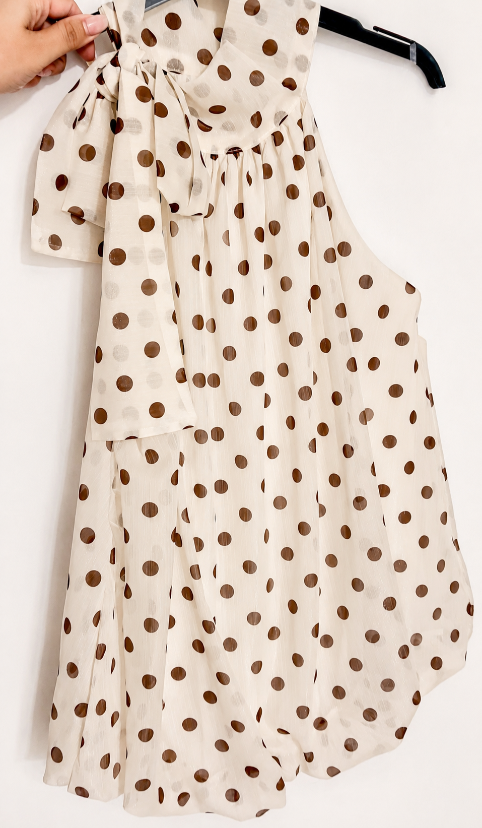 Blouse à pois avec col lavallière – Fabriquée en Italie