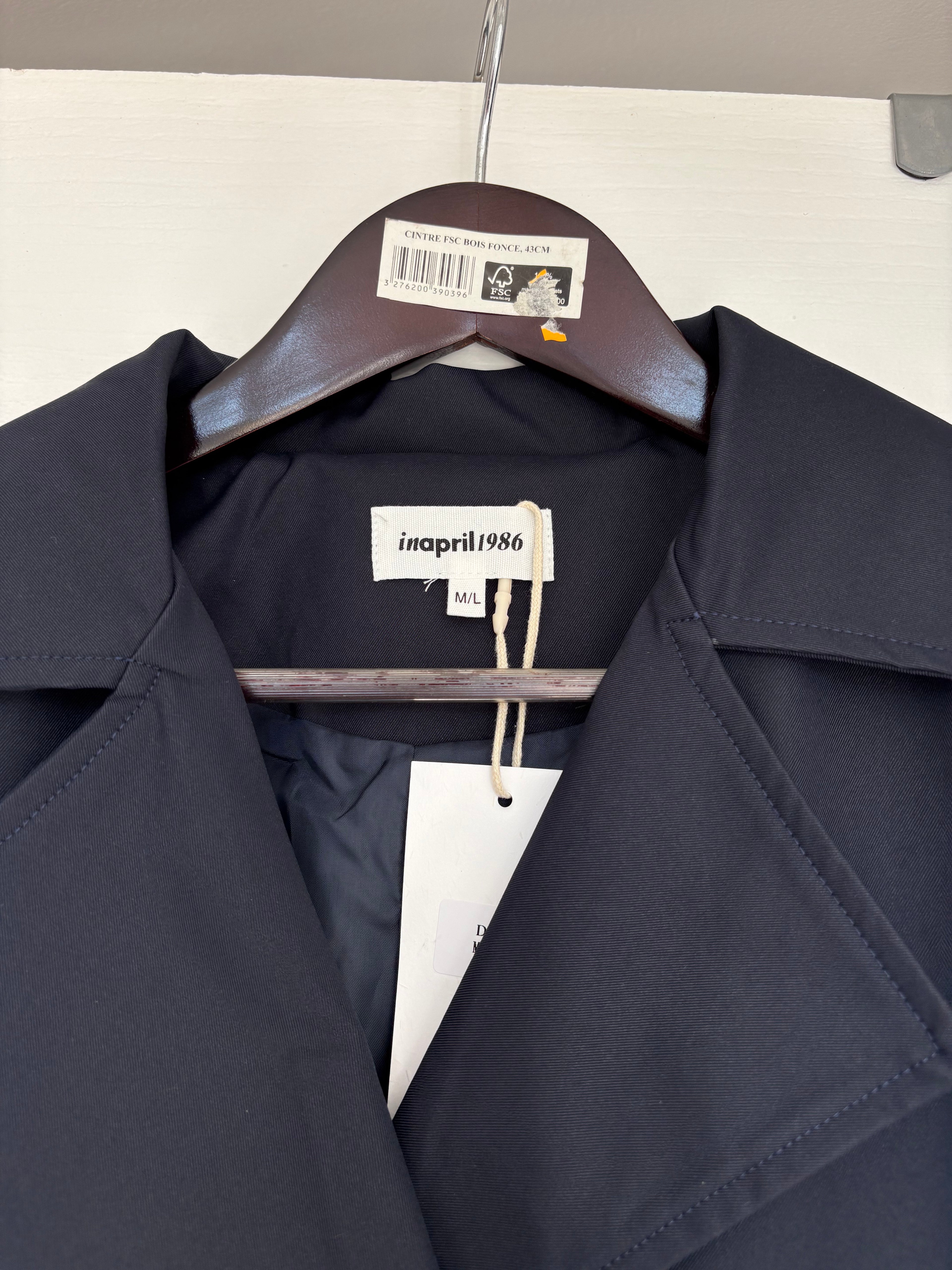 Trench court bleu marine In April 1986