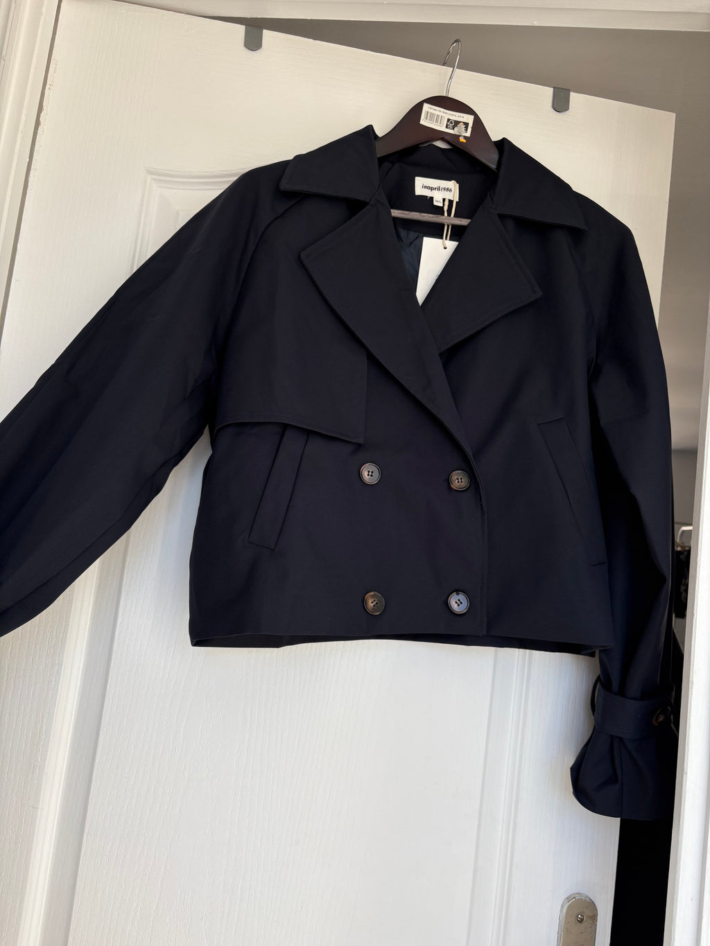 Trench court bleu marine In April 1986